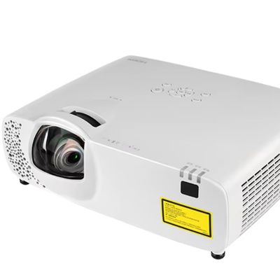 Projektor laserowy Flyin 5500 ANSI lumenów natywny 4K 3LCD laserowy krótki rzut HDBaseT do mapowania 3D w edukacji