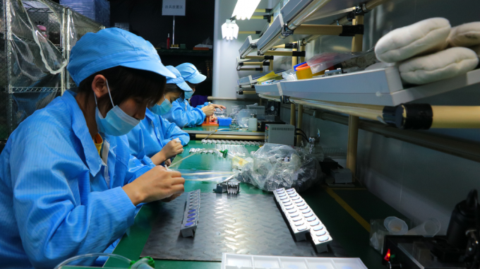 Flyin 2025 Profesjonalny projektor laserowy 3LCD 4K 7200 Ansi Lumens Ultra Hd 3840x2160 Wysoka jasność Do edukacji biznesowej Duże miejsca Sal bankietowych Sceny 15